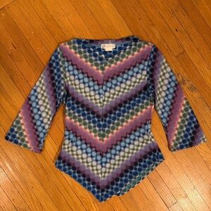 Vivid Chevron Long Sleeve V-Hem Knit Top - Multicolor